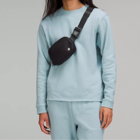 Lululemon Everywhere Belt Bag Black NWT - Picture 5 of 7